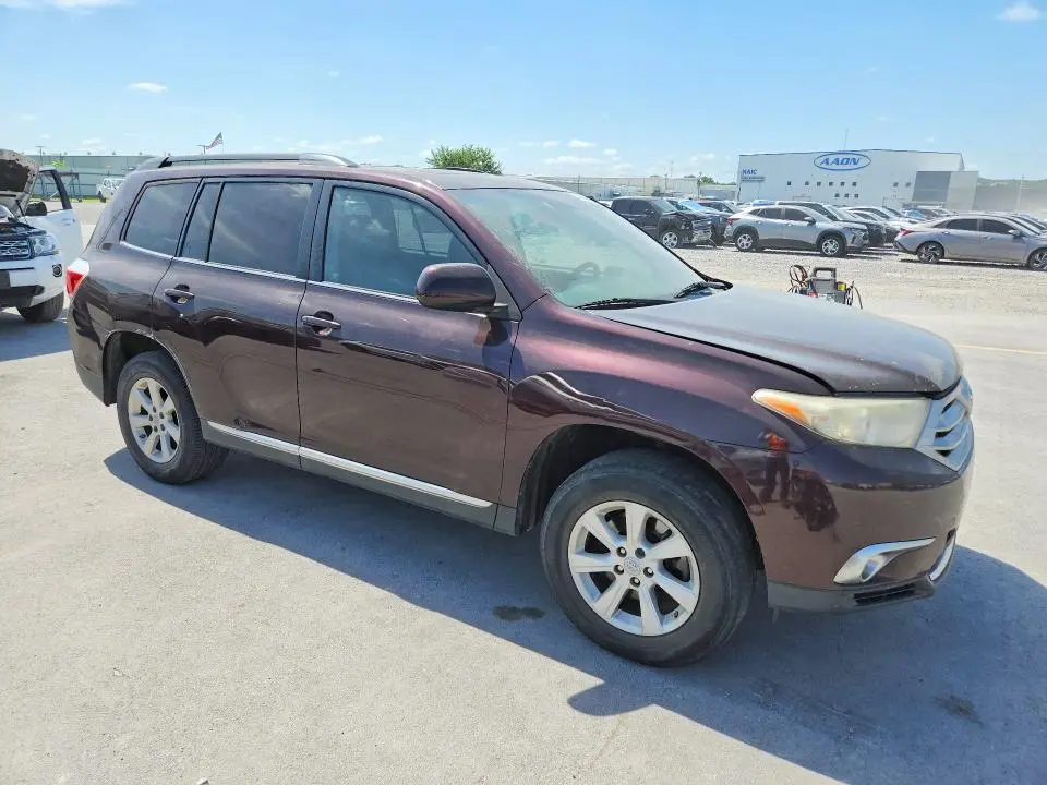 2011 TOYOTA HIGHLANDER SE  