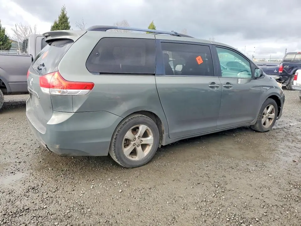 2013 TOYOTA SIENNA LE 8-PASSENGER  