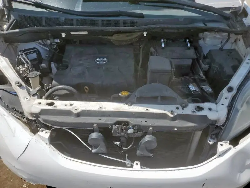 2011 TOYOTA SIENNA XLE  