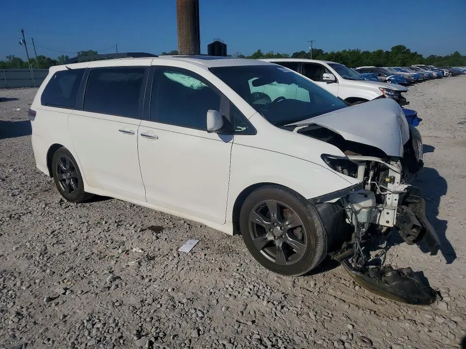 2017 TOYOTA SIENNA SE  
