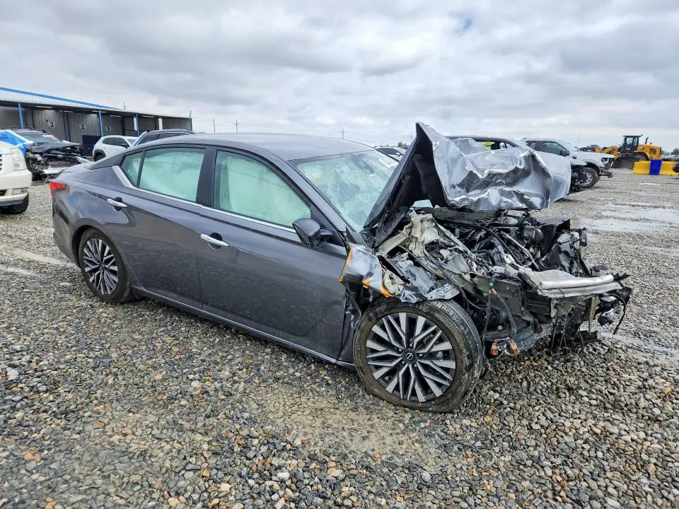 2024 NISSAN ALTIMA SV  