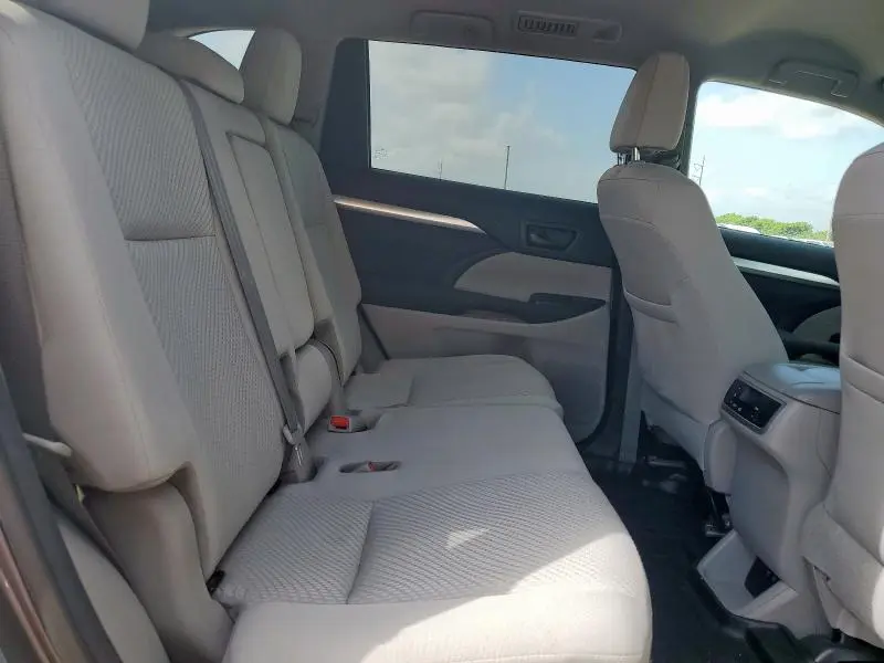 2019 TOYOTA HIGHLANDER LE  
