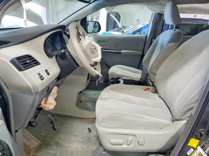 2011 TOYOTA SIENNA LE  