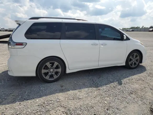 2017 TOYOTA SIENNA SE  