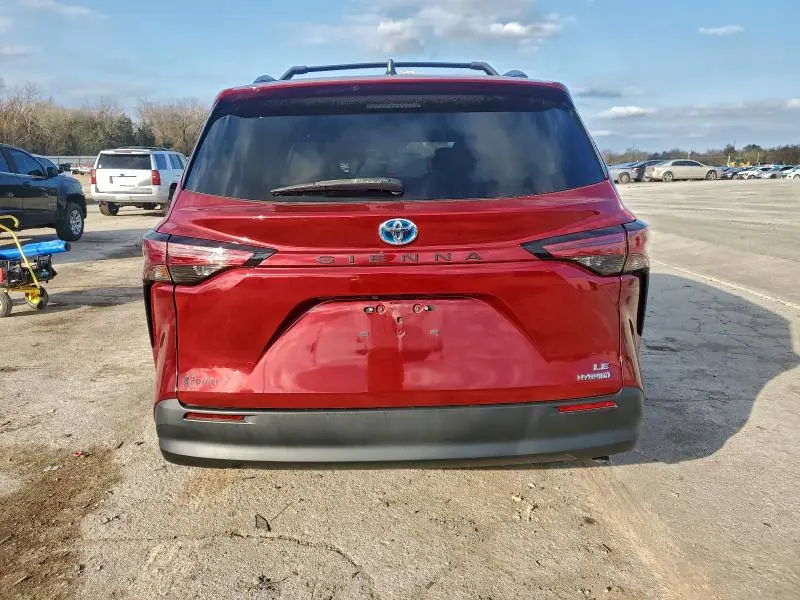 2021 TOYOTA SIENNA LE  