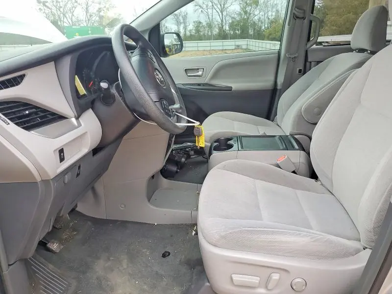 2016 TOYOTA SIENNA LE  