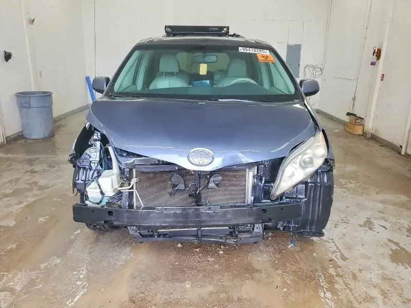 2013 TOYOTA SIENNA XLE  