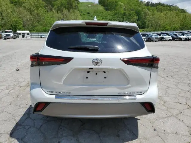 2024 TOYOTA HIGHLANDER LE  