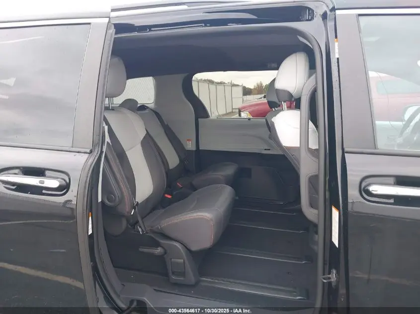 2023 TOYOTA SIENNA XSE