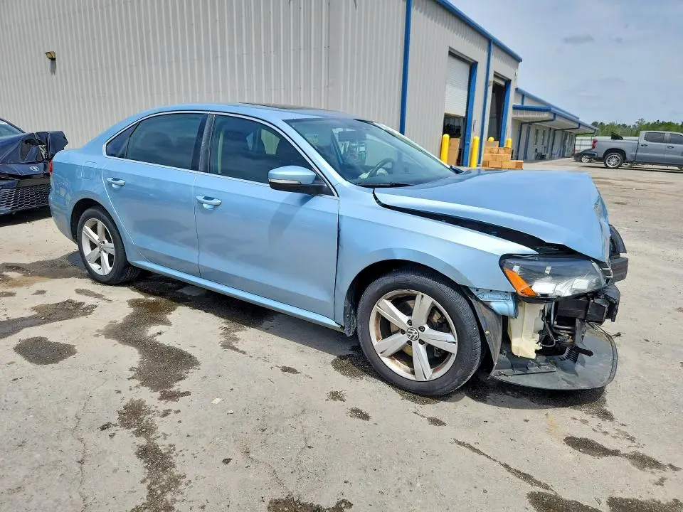 2013 VOLKSWAGEN PASSAT SE  