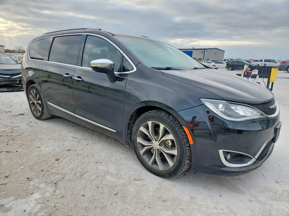 2017 CHRYSLER PACIFICA LIMITED  