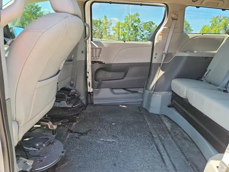 2018 TOYOTA SIENNA   
