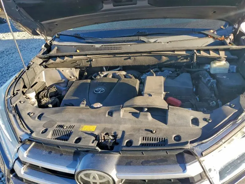 2017 TOYOTA HIGHLANDER SE  