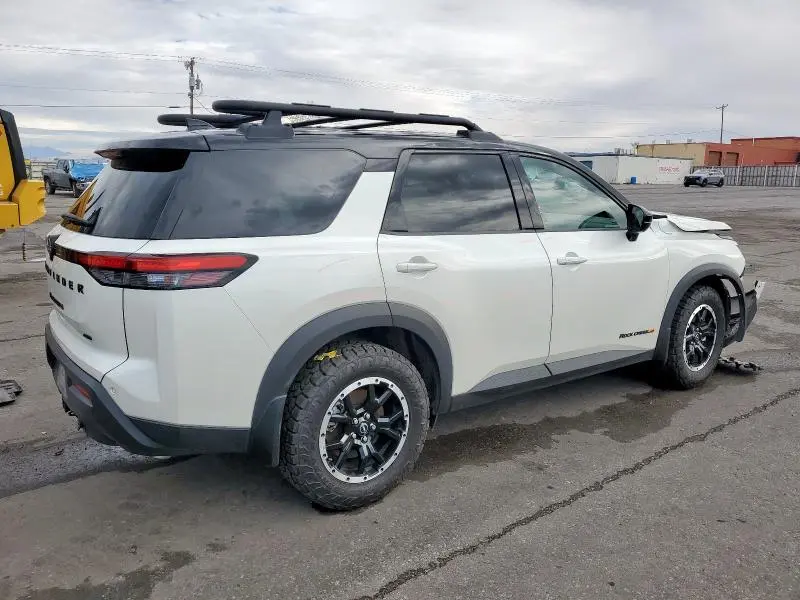 2023 NISSAN PATHFINDER SV  