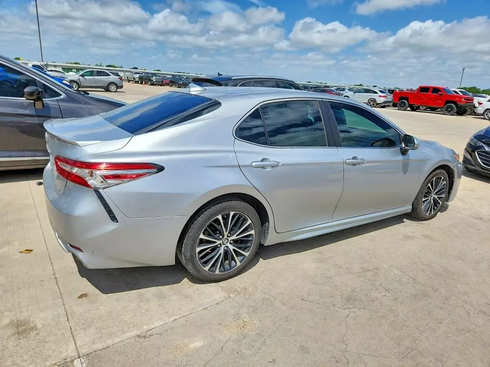 2018 TOYOTA CAMRY SE  