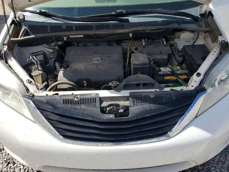 2013 TOYOTA SIENNA LE  