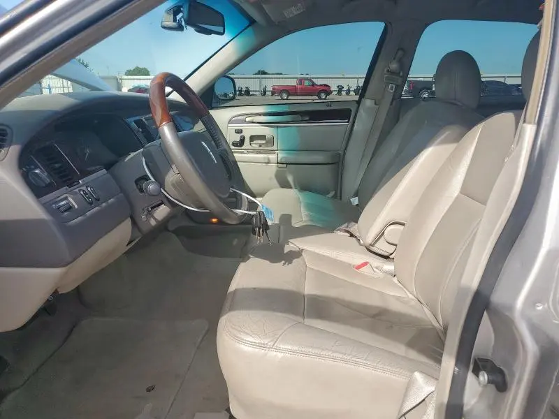 2010 LINCOLN TOWN CAR SIGNATURE LIMITED  