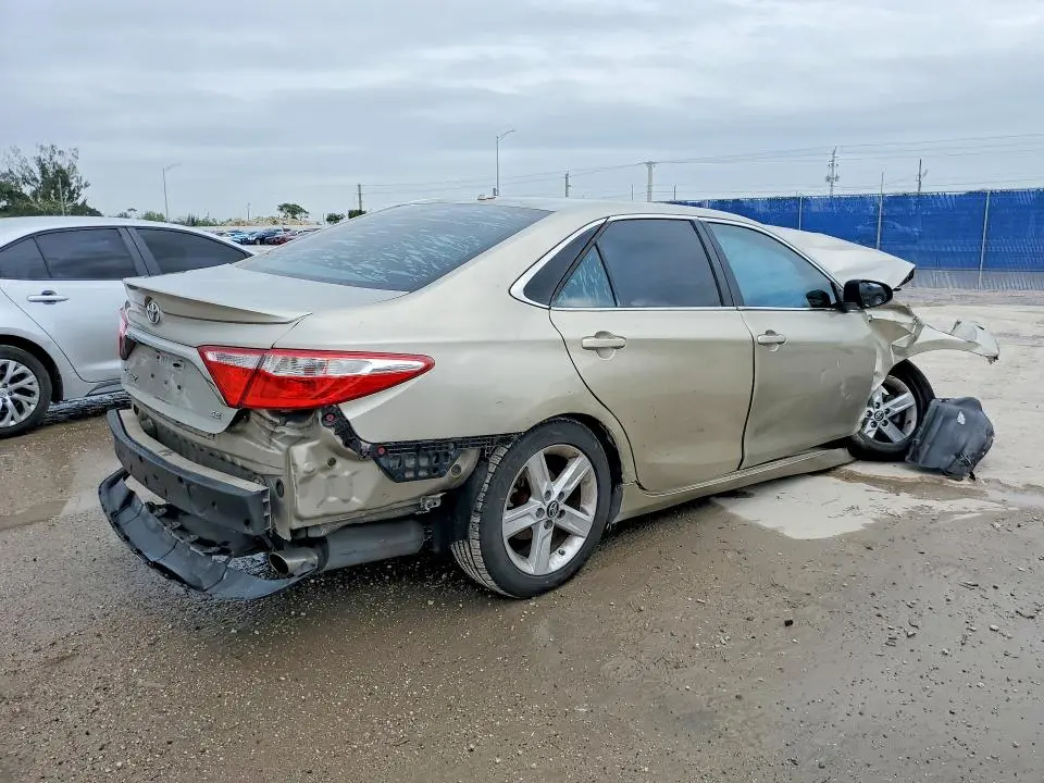 2015 TOYOTA CAMRY SE  