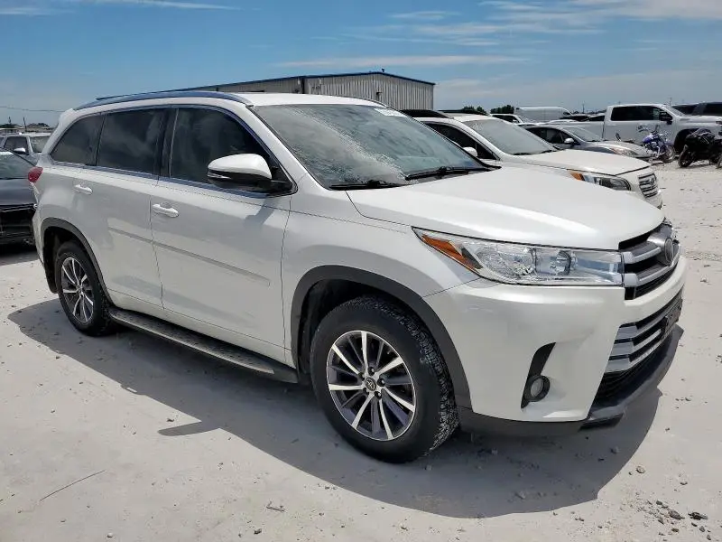2017 TOYOTA HIGHLANDER SE  