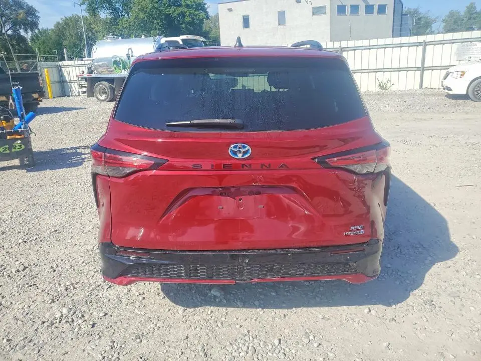 2021 TOYOTA SIENNA XSE  
