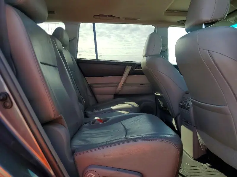 2011 TOYOTA HIGHLANDER SE  