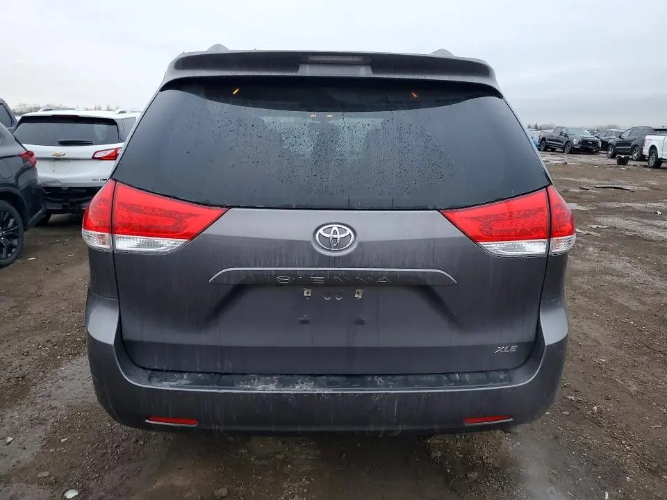 2014 TOYOTA SIENNA XLE 8-PASSENGER  