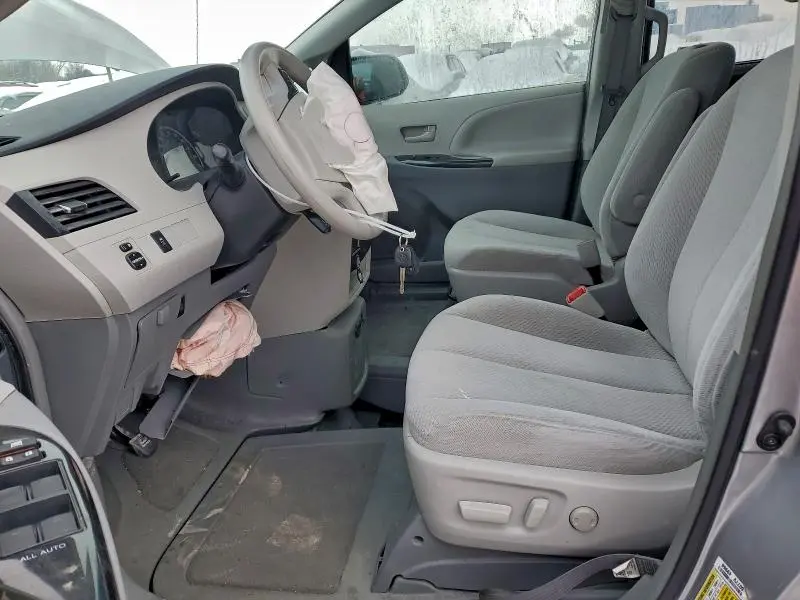 2013 TOYOTA SIENNA LE  