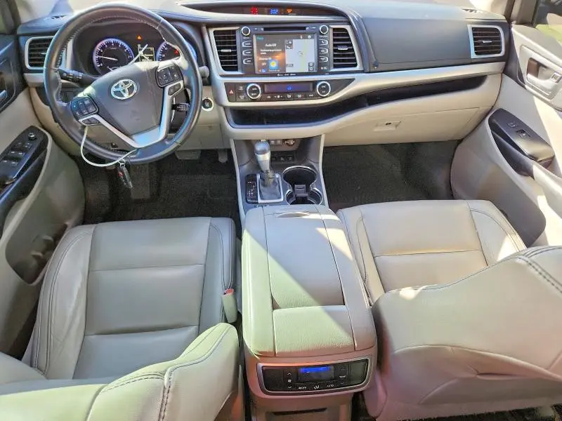 2017 TOYOTA HIGHLANDER SE  