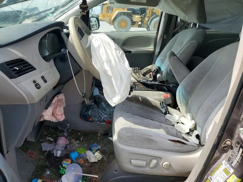 2014 TOYOTA SIENNA LE  