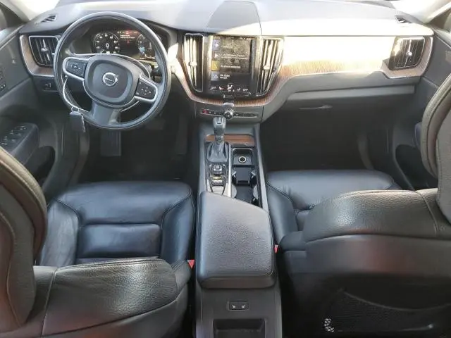 2021 VOLVO XC60 T6 MOMENTUM  