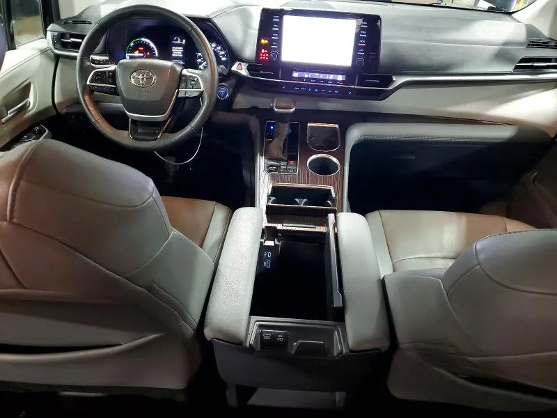 2022 TOYOTA SIENNA XLE  