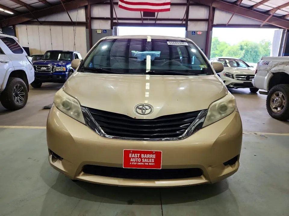 2013 TOYOTA SIENNA LE  