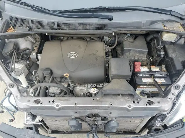 2019 TOYOTA SIENNA XLE  