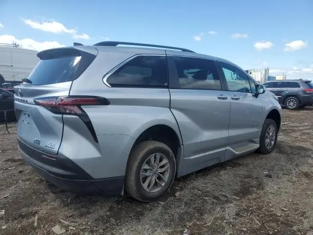 2022 TOYOTA SIENNA XLE  