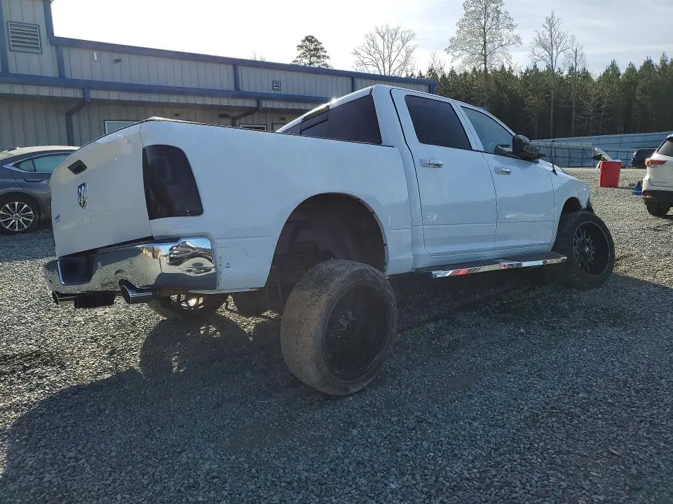 2016 RAM 1500 SLT  