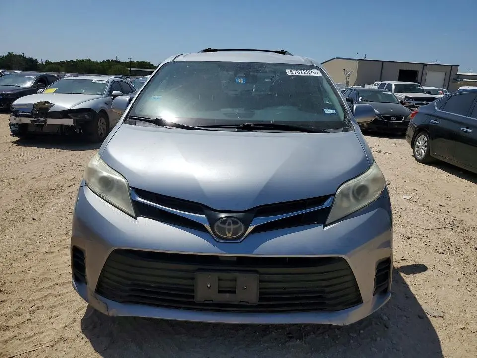 2018 TOYOTA SIENNA LE  