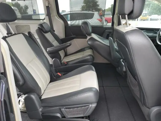 2010 CHRYSLER TOWN & COUNTRY TOURING PLUS  