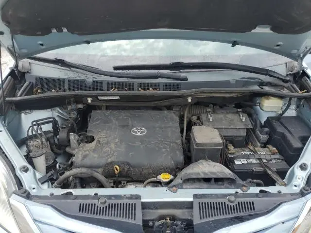 2016 TOYOTA SIENNA LE  