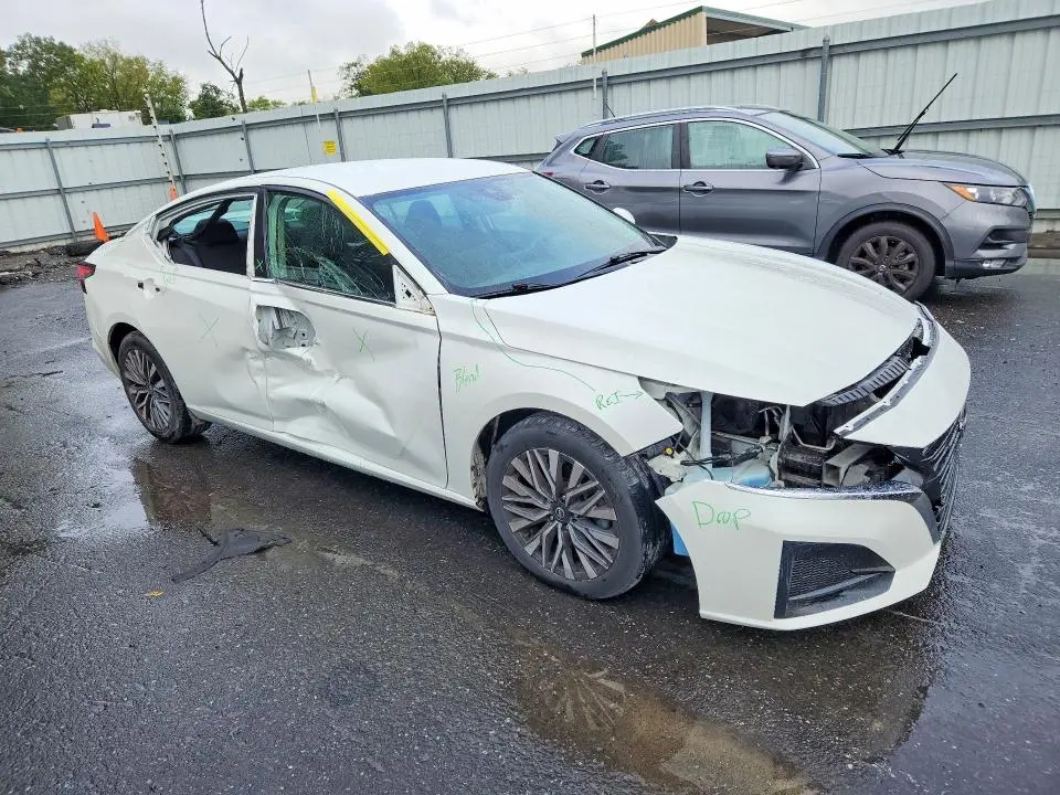 2023 NISSAN ALTIMA SV  