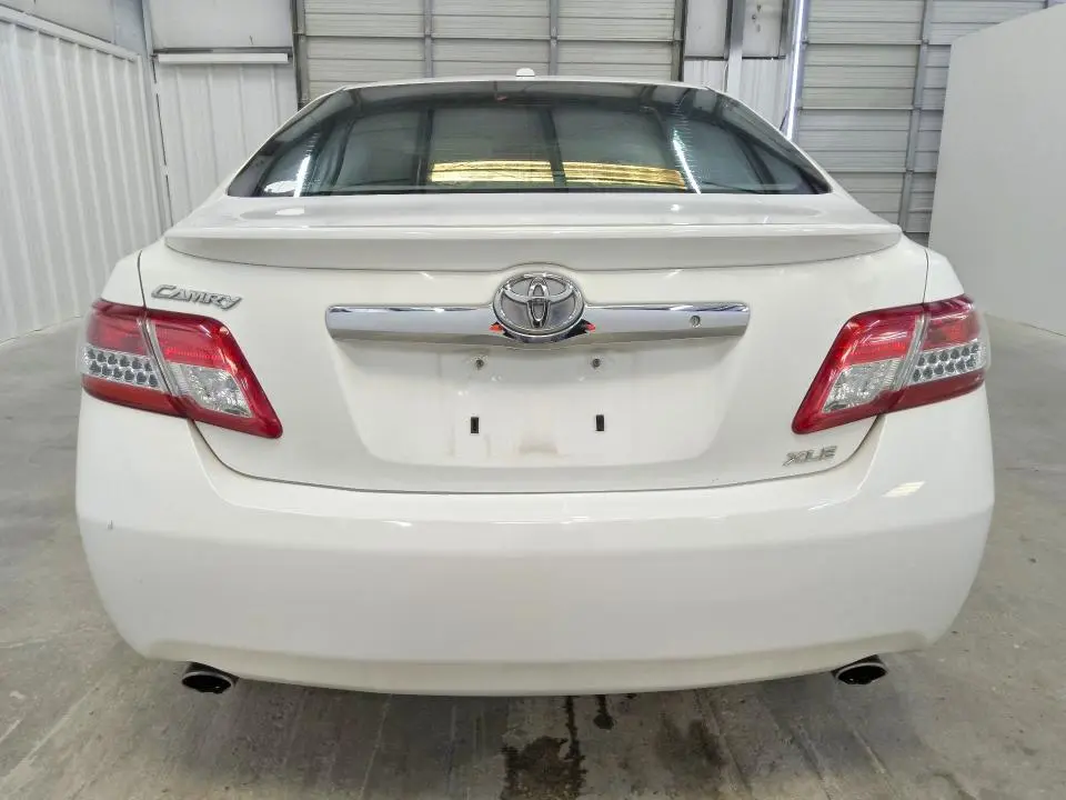 2011 TOYOTA CAMRY XLE V6  