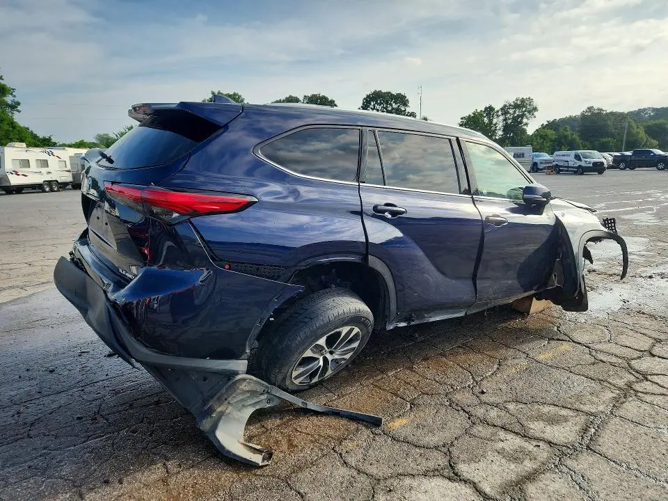 2022 TOYOTA HIGHLANDER XLE  