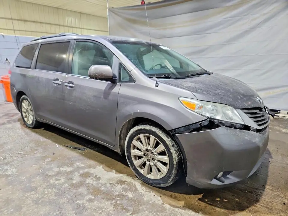 2014 TOYOTA SIENNA   