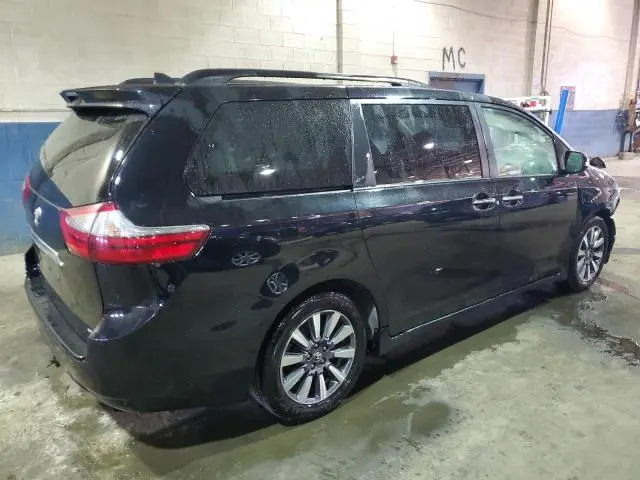 2020 TOYOTA SIENNA XLE  