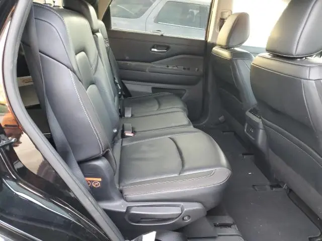 2024 NISSAN PATHFINDER SL  