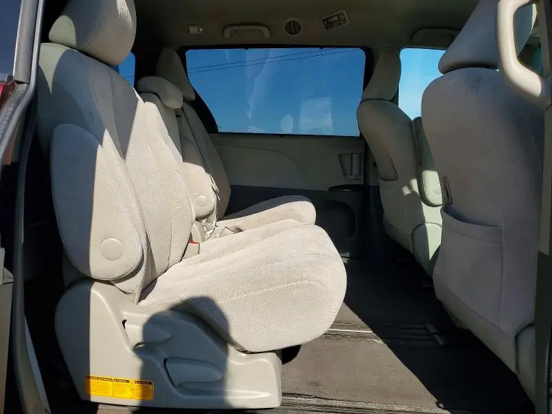 2013 TOYOTA SIENNA LE  