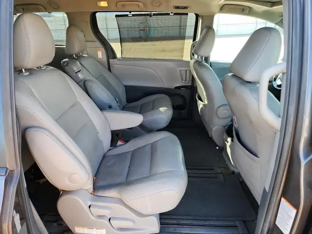 2017 TOYOTA SIENNA XLE  