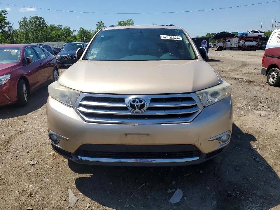 2011 TOYOTA HIGHLANDER SE  