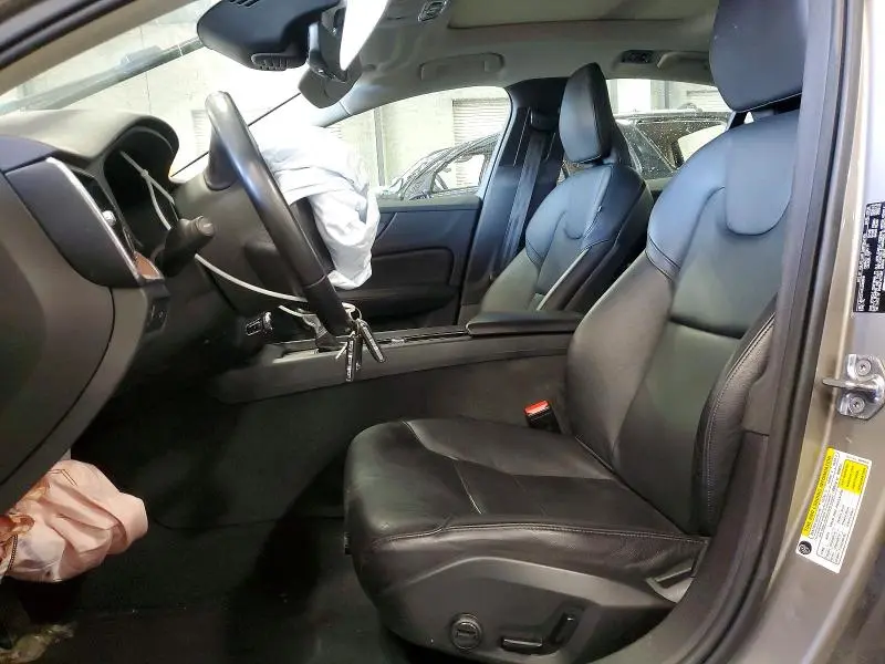2020 VOLVO S60 T6 MOMENTUM  