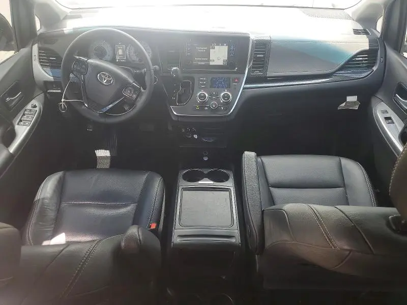 2017 TOYOTA SIENNA SE  