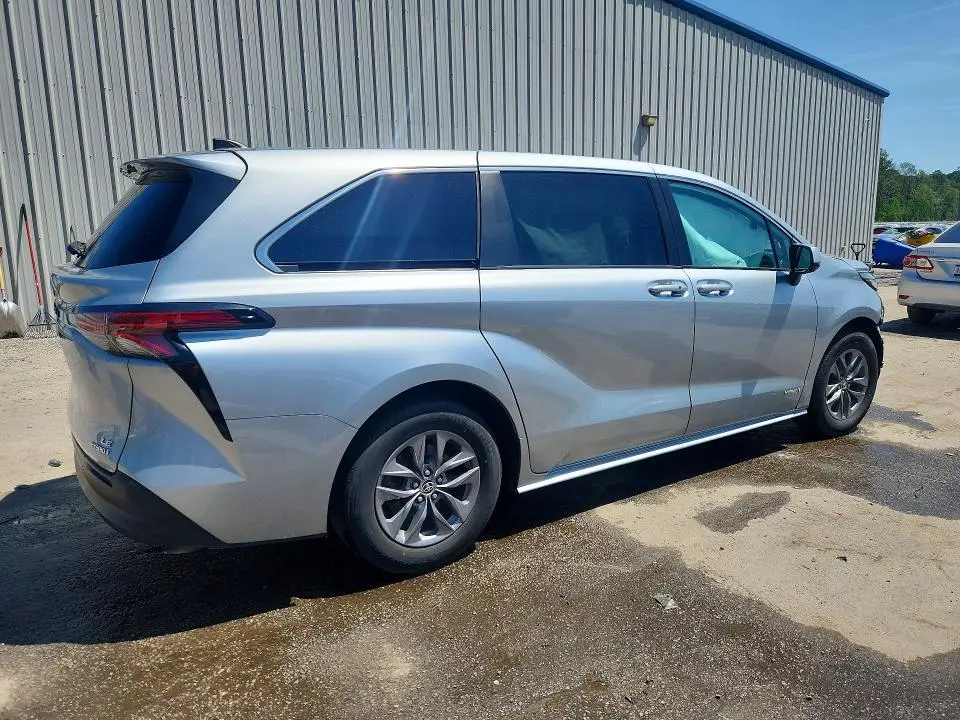 2021 TOYOTA SIENNA LE  